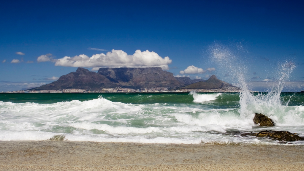 Vue de la montagne de la Table depuis Big Bay, Cape Town.